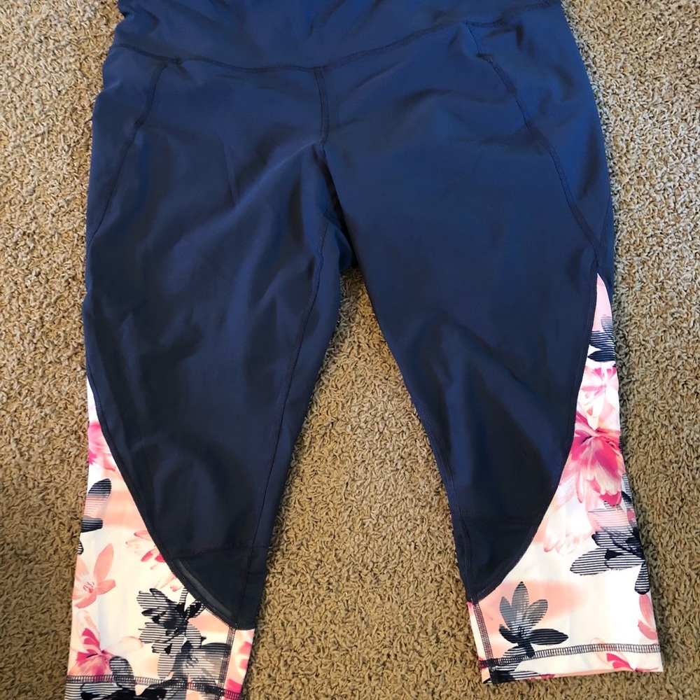 Xersion Navy & Floral Capri Pant
